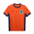 A nova camisa da Holanda celebra a cultura holandesa com um tom de laranja atualizado. A gola redonda, punhos e laterais são azul escuro com detalhes azul celeste. O escudo e o logo da Nike são azul escuro.