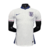 Camisa titular Inglaterra: branca, gola 'semi-polo' azul marinho. Punhos brancos com frisos azul marinho e vermelho. Detalhes azul marinho na manga e laterais. Escudo à esquerda com estrela branca acima, Swoosh Nike à direita em azul marinho.