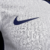 Camisa titular Inglaterra: branca, gola 'semi-polo' azul marinho. Punhos brancos com frisos azul marinho e vermelho. Detalhes azul marinho na manga e laterais. Escudo à esquerda com estrela branca acima, Swoosh Nike à direita em azul marinho.