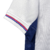 Camisa titular Inglaterra: branca, gola 'semi-polo' azul marinho. Punhos brancos com frisos azul marinho e vermelho. Detalhes azul marinho na manga e laterais. Escudo à esquerda com estrela branca acima, Swoosh Nike à direita em azul marinho.