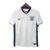 Camisa titular Inglaterra: branca, gola 'semi-polo' azul marinho. Punhos brancos com frisos azul marinho e vermelho. Detalhes azul marinho na manga e laterais. Escudo à esquerda com estrela branca acima, Swoosh Nike à direita em azul marinho.