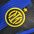 Camisa titular Inter de Milão 23/24 versão jogador: Azul com três listras verticais pretas estilo "glitch". Detalhes pretos nos ombros e punhos, gola redonda azul com bandeiras de Milão e Inter. Logo Nike em amarelo, escudo Inter amarelo.