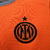 A terceira camisa da Inter de Milão 23/24 é laranja com detalhes em azul celeste e azul escuro. Escudo preto, logo da Nike e patrocinadores também em preto.