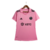 Camisa feminina titular rosa do Inter Miami, chamada "Heartbeat Kit", com gola polo e listras pretas nos ombros. Mangas rosa com punhos com batimentos cardíacos em relevo. Escudo Inter Miami e logo Adidas em preto.