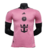 A camisa titular 24/25 rosa do Inter Miami, 'Easy Pink', traz faixas e detalhes pretos, com escudo, logo da Adidas e Royal Caribbean em preto. A frase 'Liberdade para Sonhar' na nuca e barra complementa o design.