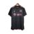 A camisa reserva do Inter Miami, chamada de 'La Noche', é predominantemente preta com listras horizontais em relevo. O rosa 'Bliss Pink' representa a energia vibrante dos fãs e da cidade de Miami à noite. Escudo Inter Miami e logo Adidas são rosa.