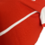 A nova camisa titular do Internacional lançada com base vermelha e mangas brancas. Detalhes em branco nas faixas laterais e gola, e vermelho nas listras e punhos. O escudo do Inter está na esquerda e o logo Adidas na direita.