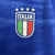 Camisa titular da Itália 2023: azul com padrão de mármore. Gola redonda azul, detalhes dourados, punhos azuis. Escudo FIGC reformulado, logo Adidas branco. Detalhes tricolores nas laterais e barra.