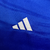 Camisa titular da Itália 2023: azul com padrão de mármore. Gola redonda azul, detalhes dourados, punhos azuis. Escudo FIGC reformulado, logo Adidas branco. Detalhes tricolores nas laterais e barra.