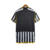 Camisa titular da Juventus 23/24 tem listras verticais estilizadas lembrando pelos de zebra. Gola preta com contorno amarelo, punhos no mesmo padrão. Logo Adidas e da Juventus em amarelo.