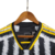 Camisa titular da Juventus 23/24 tem listras verticais estilizadas lembrando pelos de zebra. Gola preta com contorno amarelo, punhos no mesmo padrão. Logo Adidas e da Juventus em amarelo.