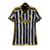 Camisa titular da Juventus 23/24 tem listras verticais estilizadas lembrando pelos de zebra. Gola preta com contorno amarelo, punhos no mesmo padrão. Logo Adidas e da Juventus em amarelo.