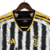 Camisa manga longa titular da Juventus 23/24 tem listras verticais estilizadas lembrando pelos de zebra. Gola preta com contorno amarelo, punhos no mesmo padrão. Logo Adidas e da Juventus em amarelo.