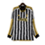 Camisa manga longa titular da Juventus 23/24 tem listras verticais estilizadas lembrando pelos de zebra. Gola preta com contorno amarelo, punhos no mesmo padrão. Logo Adidas e da Juventus em amarelo.