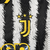 Camisa manga longa titular da Juventus 23/24 tem listras verticais estilizadas lembrando pelos de zebra. Gola preta com contorno amarelo, punhos no mesmo padrão. Logo Adidas e da Juventus em amarelo.