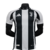 A nova camisa titular da Juventus 24/25 versão jogador mantém o tradicional listrado preto e branco, com leve textura. Gola redonda preta, ombros e mangas brancas, detalhes em preto e três listras. Escudo e logo Adidas bordados.