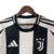 A nova camisa titular da Juventus mantém o tradicional listrado preto e branco, com leve textura. Gola redonda preta, ombros e mangas brancas, detalhes em preto e três listras. Escudo e logo Adidas bordados.