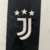 A nova camisa titular da Juventus mantém o tradicional listrado preto e branco, com leve textura. Gola redonda preta, ombros e mangas brancas, detalhes em preto e três listras. Escudo e logo Adidas bordados.