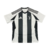 A nova camisa titular da Juventus mantém o tradicional listrado preto e branco, com leve textura. Gola redonda preta, ombros e mangas brancas, detalhes em preto e três listras. Escudo e logo Adidas bordados.