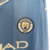 Camisa manga longa titular Manchester City 23/24: azul celeste com faixas verticais em tom sobre tom, inspiradas nas torres do Etihad Stadium. Gola V branca com frisos azul celeste. Escudo do clube e logo puma bordados.