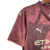 Terceira camisa do Manchester City 2024-2025 PUMA bordô com navio tonal na parte frontal. Gola V, mangas e punhos bordô. Detalhes dourados no escudo, logos PUMA e patrocínios. Navio dourado na nuca.