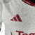 Terceira camisa Man United 23/24 modelo jogador: branca com gola vermelha com linha branca, escudo na nuca, logo Adidas e escudo Manchester United "diabo vermelho" no peito.