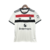 Nova terceira camisa do Manchester United 24/25 em off-white com faixas horizontais vermelhas e pretas formando a bandeira tricolor. Escudo e logo retrô da Adidas. Nas costas, selo com bandeira tricolor e nome do clube.