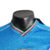 Camisa titular Napoli 23/24 versão jogador: Azul celeste, escudo "N" em jacquard, gola V cruzada com cores da Itália, detalhes brancos, escudo e logo EA7. MSC no patrocínio máster, patch campeão italiano.