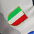 Reserva Napoli 2023-2024: branco com Vesúvio em marca d'água, gola V e detalhes em azul marinho nas mangas, logo EA7 e patrocínios também em azul marinho.