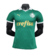 Camisa titular Palmeiras 2024: design clássico, verde predominante, gola pólo e punhos brancos. Três emblemas históricos celebram 110 anos do clube. PUMA estampa felino e patrocinador em dourado, escudo atual no lado esquerdo.