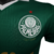 Camisa titular Palmeiras 2024: design clássico, verde predominante, gola pólo e punhos brancos. Três emblemas históricos celebram 110 anos do clube. PUMA estampa felino e patrocinador em dourado, escudo atual no lado esquerdo.