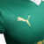 Camisa titular Palmeiras 2024: design clássico, verde predominante, gola pólo e punhos brancos. Três emblemas históricos celebram 110 anos do clube. PUMA estampa felino e patrocinador em dourado, escudo atual no lado esquerdo.