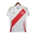 A nova camisa titular do Peru tem branco predominante e faixa vermelha. Detalhes em dourado nas mangas e na gola. Logos Adidas e da Federação Peruana em dourado.