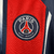 Nova camisa titular do PSG: azul marinho com faixa vertical deslocada, degradê branco. Gola redonda azul, escudo na faixa, logo Nike vermelho. Bandeira da França nas costas. 