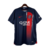 Nova camisa titular do PSG: azul marinho com faixa vertical deslocada, degradê branco. Gola redonda azul, escudo na faixa, logo Nike vermelho. Bandeira da França nas costas. 