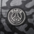 A terceira camisa do Paris Saint-Germain é preta com estampa de elefante em tom Anthracite. Gola e punhos pretos, escudo, logo da Jordan e patrocinadores com efeito iridescente em tom bege.