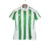 Camisa titular do Real Bétis 2024-2025: listras verticais verde e branco, padrão brilhante inspirado nos anos 90. Gola polo branca com detalhes serrilhados em verde, logo Hummel em branco e chevrons nos ombros.