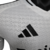 A nova camisa titular do Real Madrid versão jogador usa o template Teamgeist. Branca com padrão jacquard “Houndstooth”, gola V branca com friso preto na nuca. Logo da Adidas. Escudo Real Madrid na esquerda.