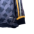 camisa reserva manga longa Real Madrid 23/24 Adidas Masculina. Camisa com design de ondas em azul-marinho, com detalhes em amarelo e roxo nas mangas. Real Madrid na nuca. Escudo Real Madrid e logo Adidas bordados.