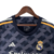 camisa reserva manga longa Real Madrid 23/24 Adidas Masculina. Camisa com design de ondas em azul-marinho, com detalhes em amarelo e roxo nas mangas. Real Madrid na nuca. Escudo Real Madrid e logo Adidas bordados.