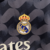 camisa reserva manga longa Real Madrid 23/24 Adidas Masculina. Camisa com design de ondas em azul-marinho, com detalhes em amarelo e roxo nas mangas. Real Madrid na nuca. Escudo Real Madrid e logo Adidas bordados.