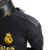 Nova terceira camisa do Real Madrid 23/24: Preta com detalhes em amarelo na camisa. Escudo e logo adidas em amarelo. Escrita RMCF em amarelo na gola.