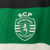 Manto titular do Sporting homenageia Francisco Stromp com preto dominante, listras horizontais e escudo verde e branco. Logo Nike em verde e Betano em preto.