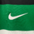 Manto titular do Sporting homenageia Francisco Stromp com preto dominante, listras horizontais e escudo verde e branco. Logo Nike em verde e Betano em preto.