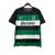 Manto titular do Sporting homenageia Francisco Stromp com preto dominante, listras horizontais e escudo verde e branco. Logo Nike em verde e Betano em preto.