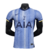 A nova camisa reserva dos Spurs 24/25 é azul clara com linhas verticais em vários tons de azul, inspirada no modelo de 92/94. A gola é V em azul marinho, cor das laterais. O escudo e logos são centralizados.