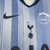 Segunda equipación Tottenham 24/25 Nike: azul claro con rayas y franjas verticales. Escudo centralizado, logo de Nike en azul marino. Elementos del universo creativo del rapero Travis Scott. Logos de su discográfica Cactus Jack en la camiseta.