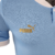 Camisa titular do Uruguai: azul celeste com design retrô. Gola V branca, abertura com botão. Tecnologia ULTRAWEAVE. Logo PUMA dourado nas mangas. Escudo AUF. 