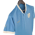 Camisa titular do Uruguai: azul celeste com design retrô. Gola V branca, abertura com botão. Tecnologia ULTRAWEAVE. Logo PUMA dourado nas mangas. Escudo AUF. 