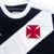 Escudo na camisa titular do Vasco 2024: Tradicional Cruz de Malta vascaína gravada na faixa diagonal branca do uniforme.